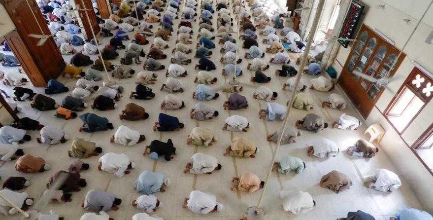 جامعه پزشکی پاکستان: برگزاری نماز جماعت در رمضان کرونا را گسترش می دهد