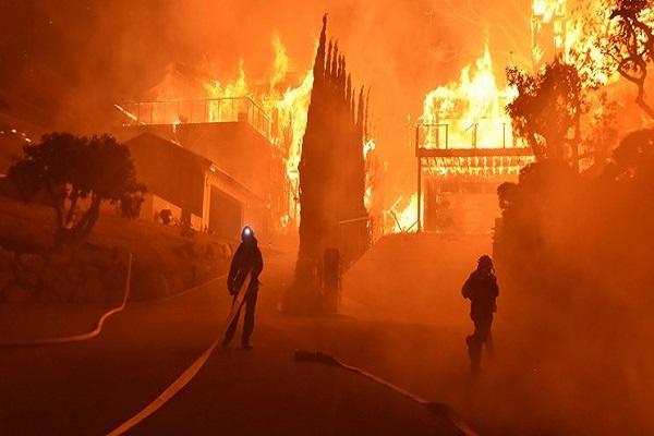 25 هزار نفر به دلیل آتش سوزی گسترده در کالیفرنیا مجبور به ترک منازلشان شدند