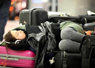 آیا خوابیدن در کف زمین فرودگاه بی ادبانه است؟
