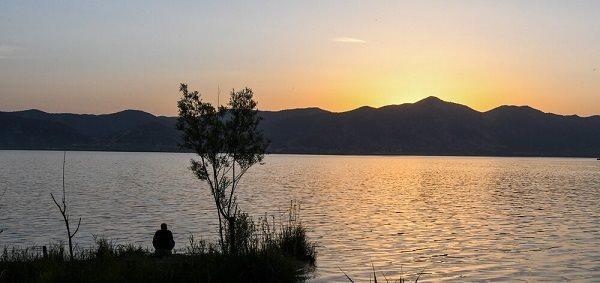 دریاچه زریوار یکی از جاذبه های طبیعی استان کردستان به شمار می رود